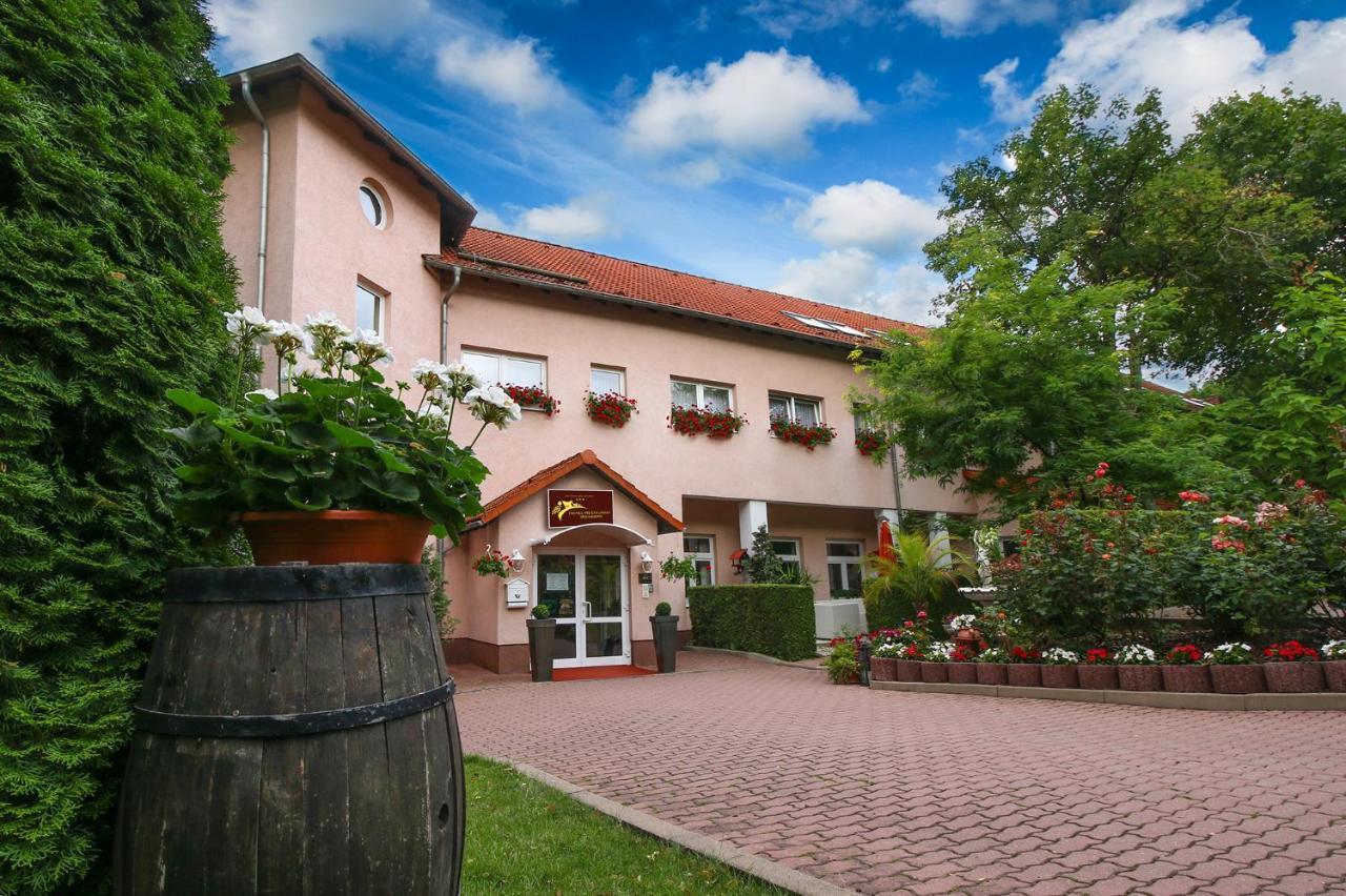 Hotel-Restaurant Weinberg Artern Exterior foto
